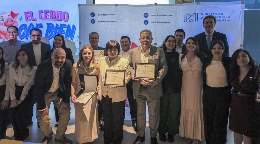 Foto oficial Conferencia de Prensa El Cerdo Cae Bien